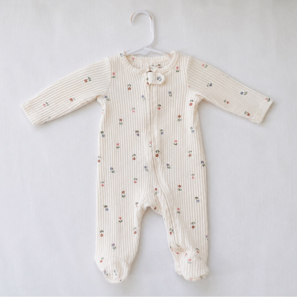 Size 3 Months - Carter’s Floral Ribbed Footed Sleeper 💐✨